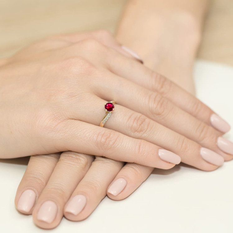 Pierścionek z żółtego złota z rubinem - próba 585 0,65CT PV-212AR