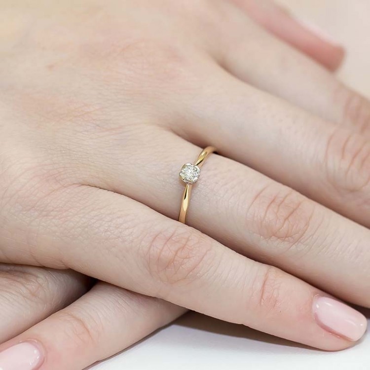 Pierścionek zaręczynowy z diamentem