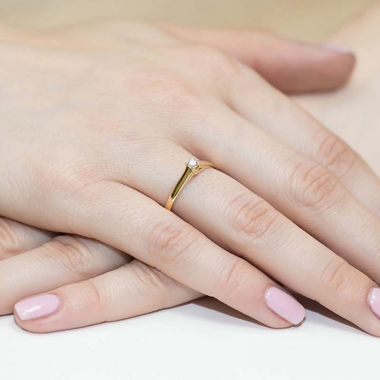 Pierścionek z żółtego złota z diamentem - próba 585 0,10CT W-070A