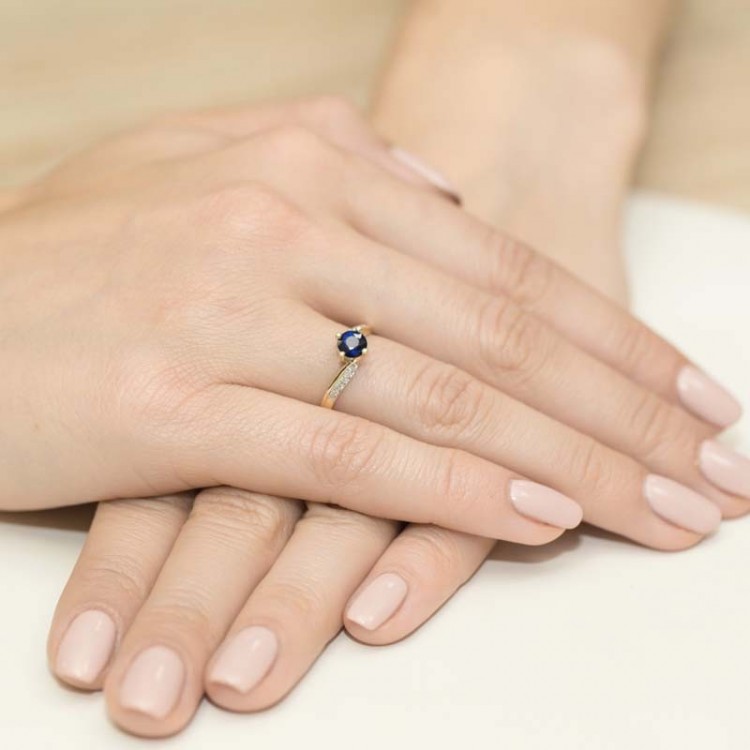 Pierścionek z żółtego złota z szafirem - próba 585 0,55CT PV-212AS