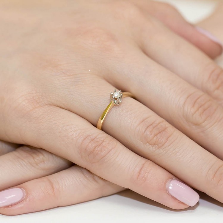 Pierścionek z żółtego złota z diamentem - próba 585 0,10CT PV-226A