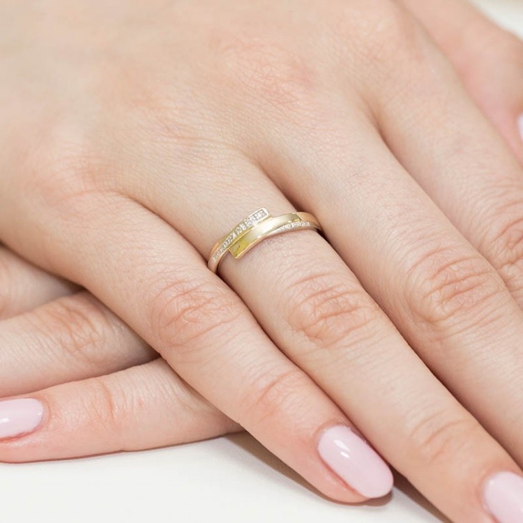 Pierścionek z białego złota z diamentami  - próba 585 0,02CT W-196B