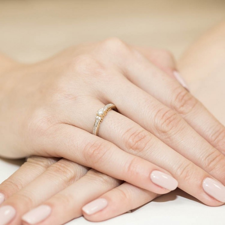 Pierścionek z żółtego złota z diamentami  - próba 585 0,23CT W-201A