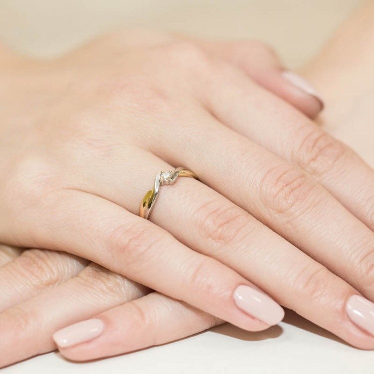 Pierścionek z żółtego złota z diamentem - próba 585 0,10CT W-208A