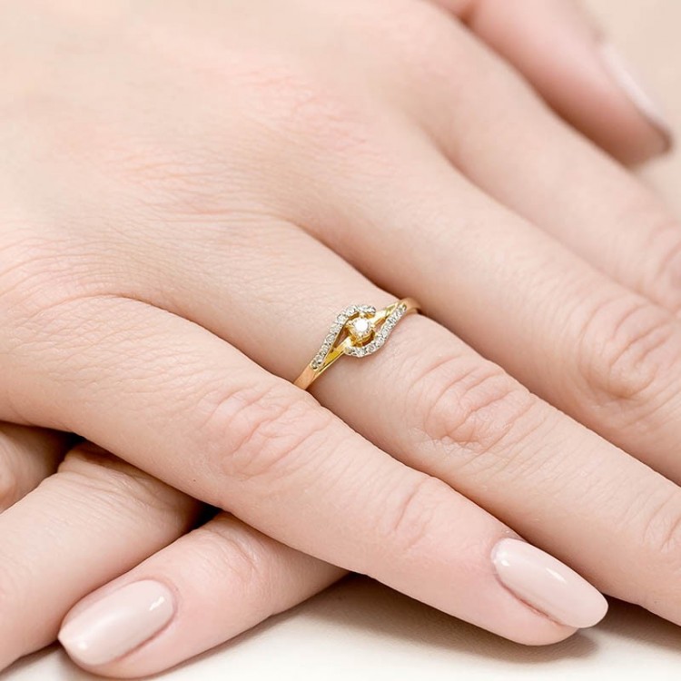 Pierścionek z żółtego złota z diamentami  - próba 585 0,11CT W-237A