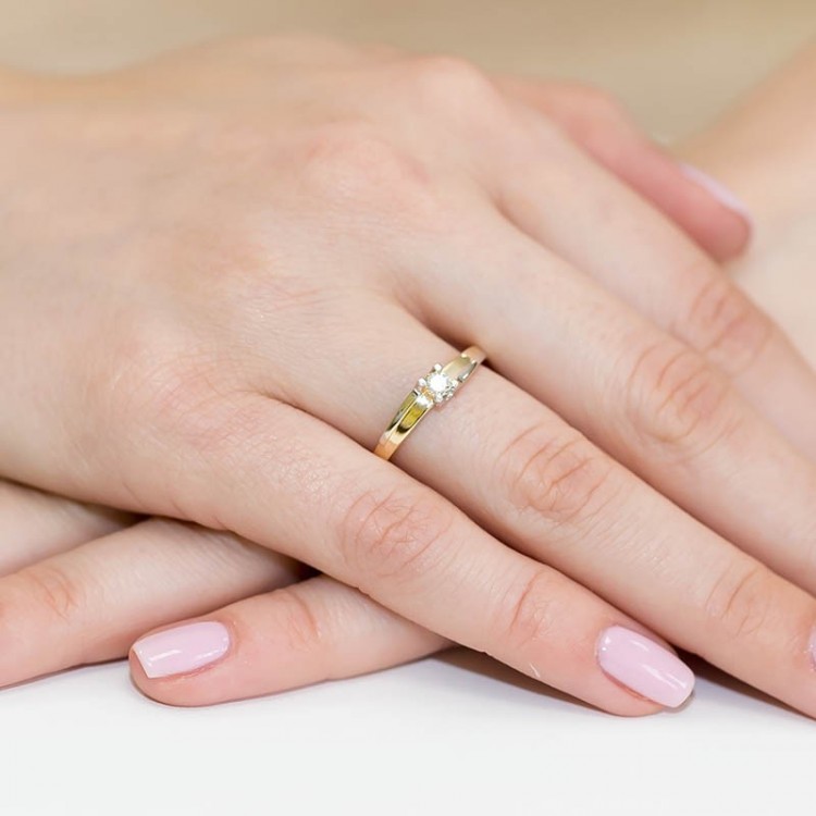 Pierścionek z żółtego złota z diamentem - próba 585 0,12CT W-246A