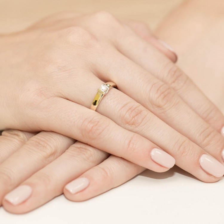 Pierścionek z żółtego złota z diamentem - próba 585 0,10CT W-249A